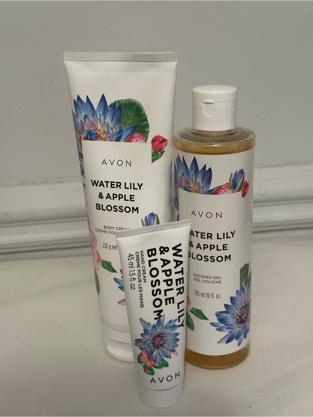 NEW Avon Water Lily & Apple Blossom Bath Set